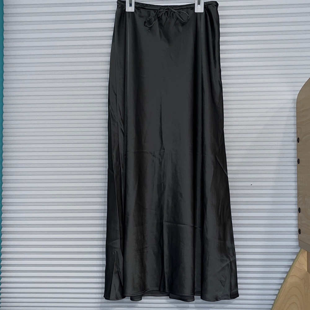 NWT Abercrombie Mid Rise Satin Maxi Skirt - Picture 4 of 5